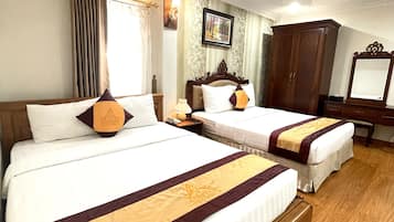 Signature Room, Kitchenette, Garden View | In-room safe, desk, laptop workspace, blackout drapes