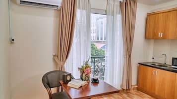 Signature kamer, kitchenette, uitzicht op tuin | Privékeuken | Een koelkast