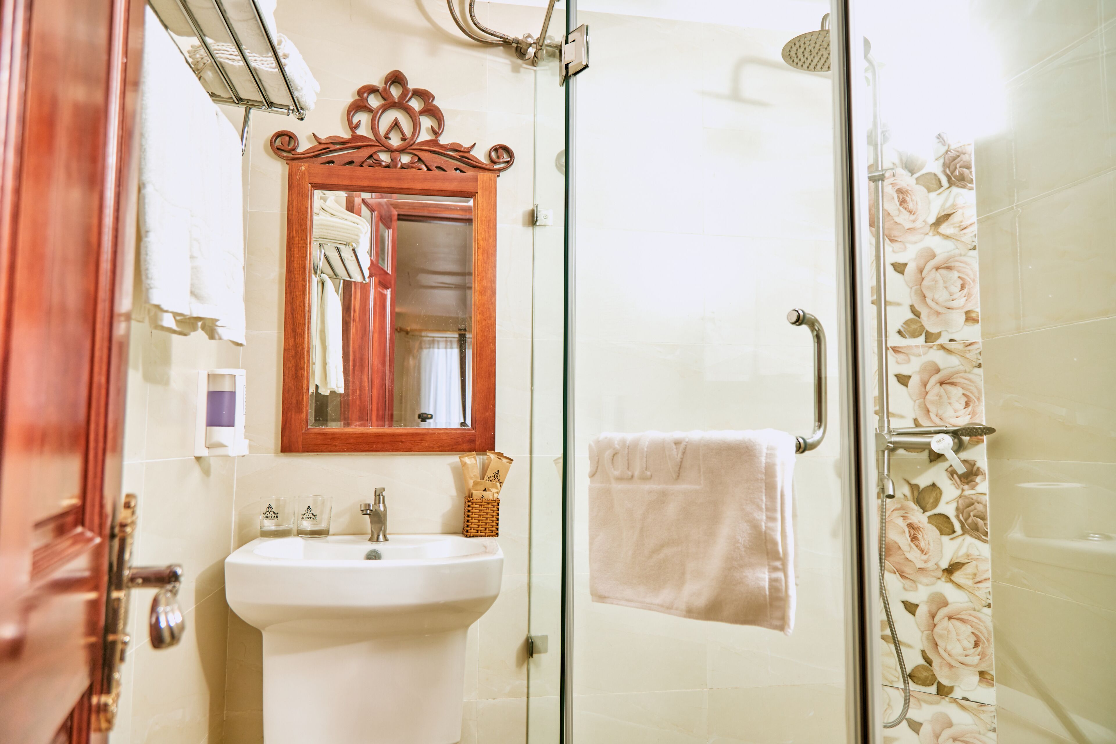 shower, rainfall showerhead, free toiletries, hair dryer