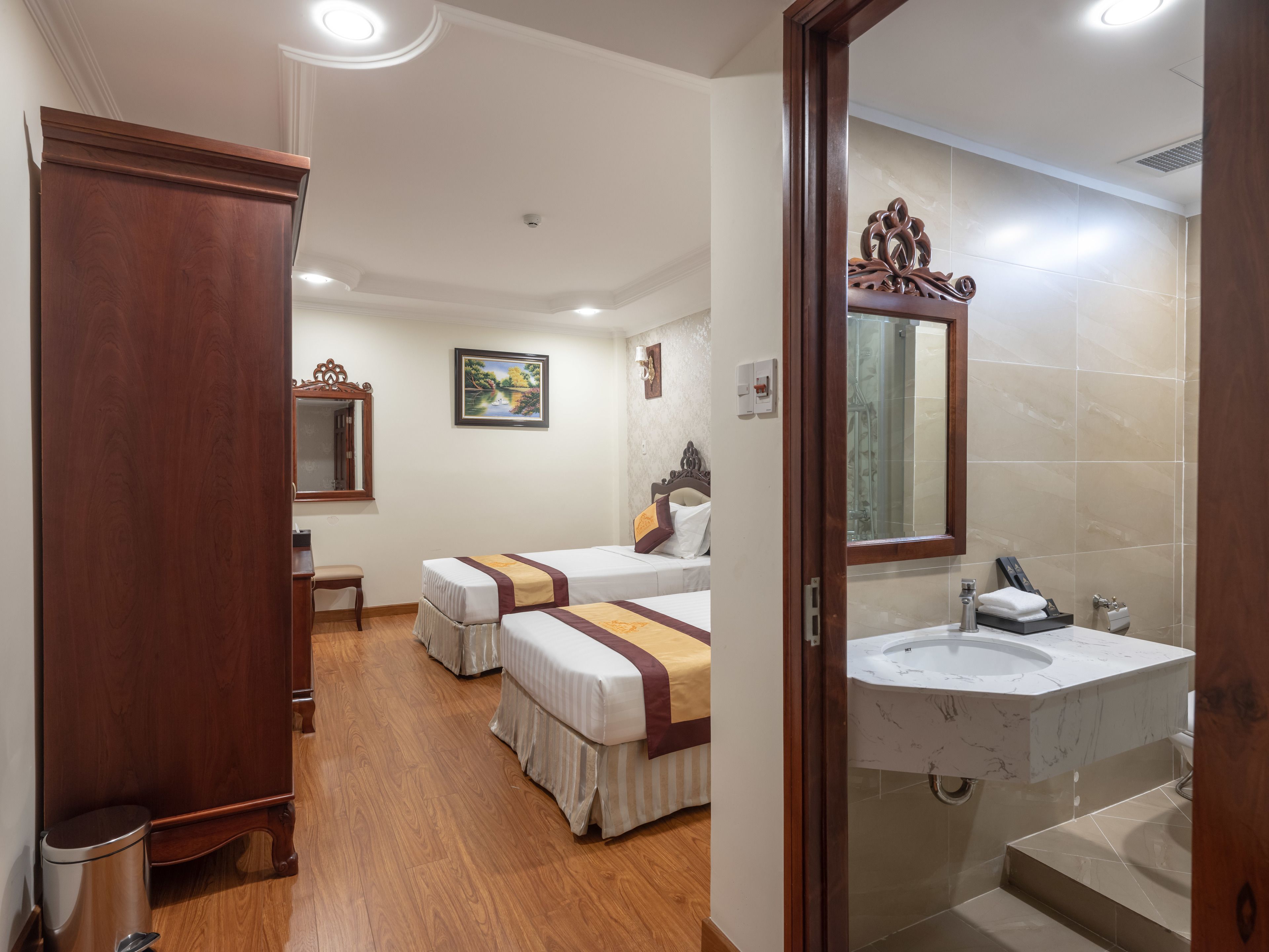 deluxe twin room, non smoking, no windows | 1 bedroom, in-room safe, desk, laptop workspace