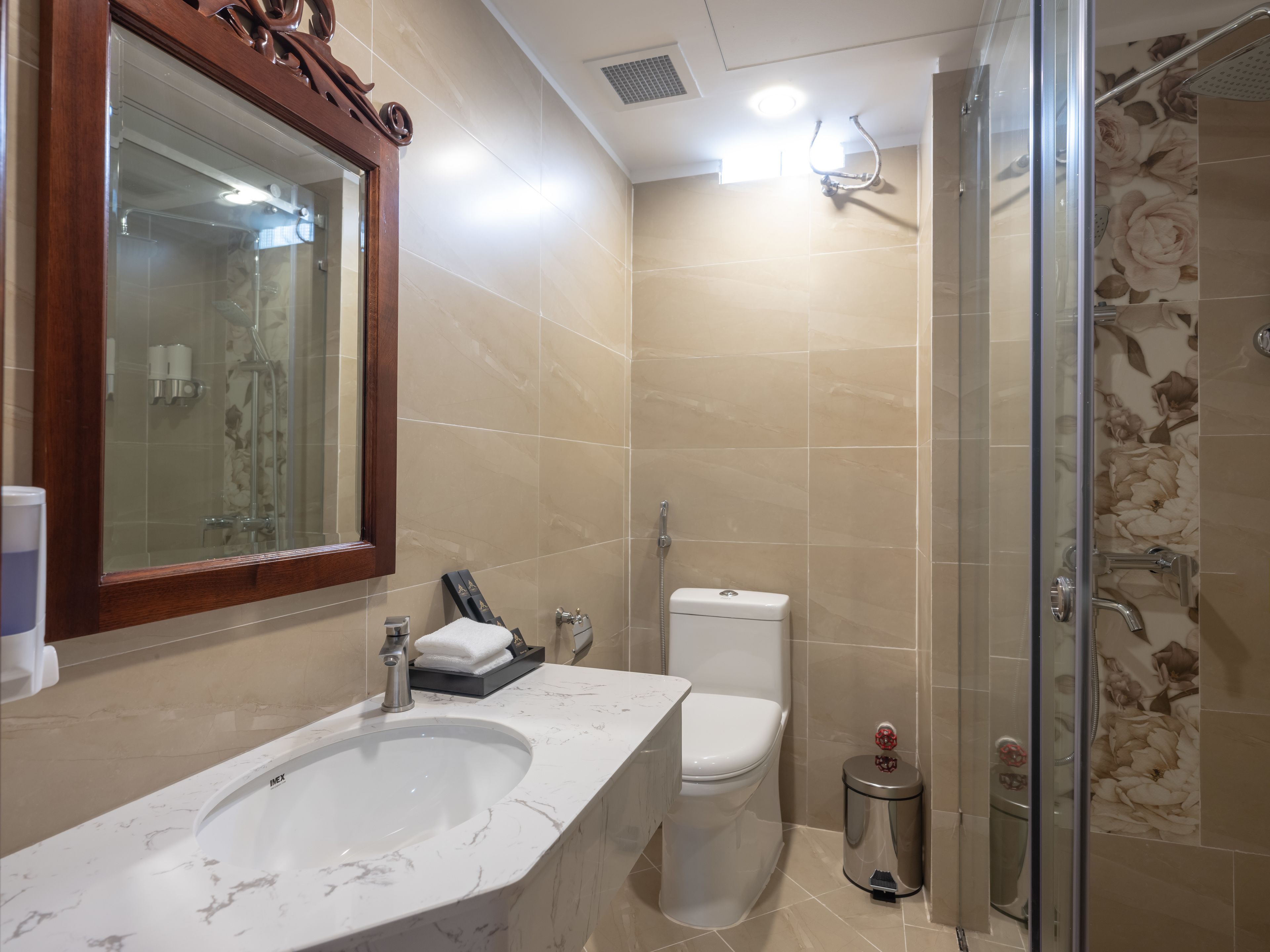 deluxe twin room, non smoking, no windows | bathroom | shower, rainfall showerhead, free toiletries, hair dryer