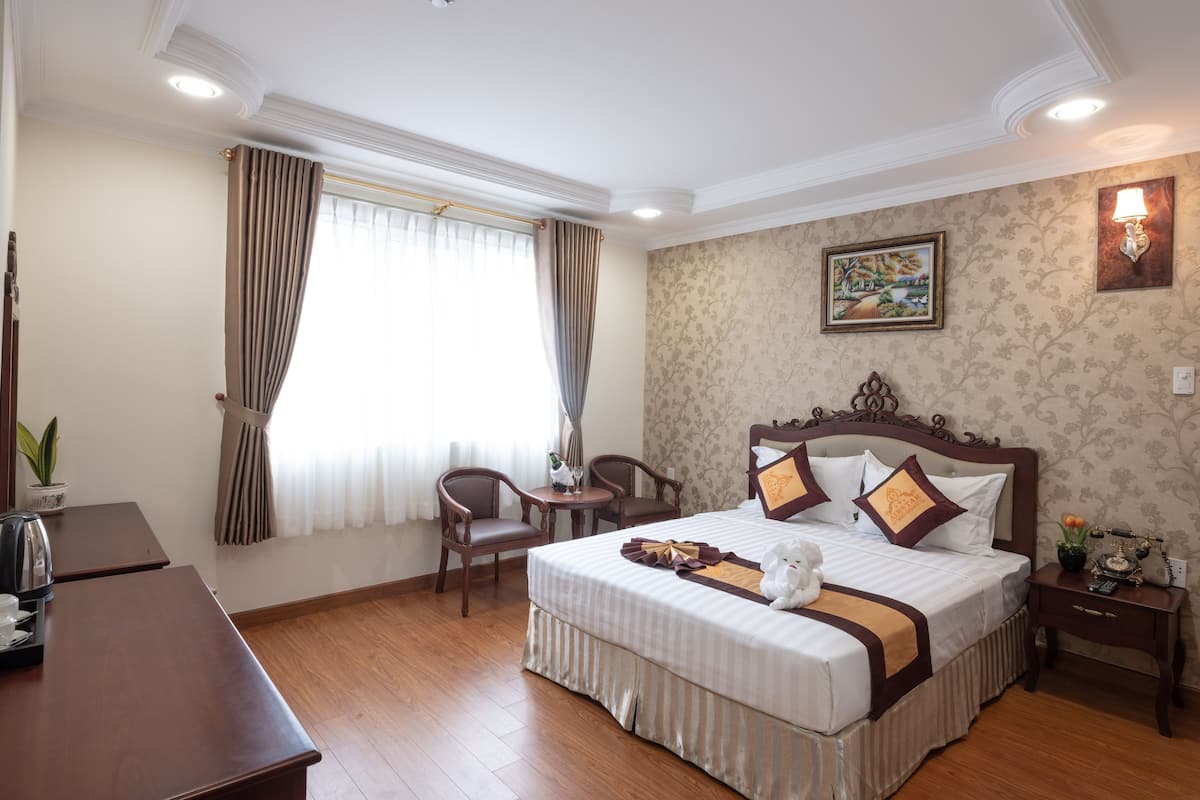 Suite, Non Smoking, Garden View | In-room safe, desk, laptop workspace, blackout curtains