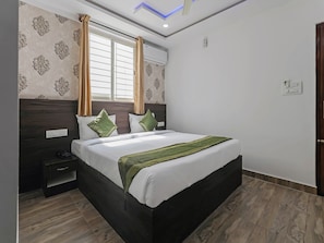 Habitación estándar, no fumadores, vistas a la ciudad | Escritorio y espacio para trabajar con un portátil