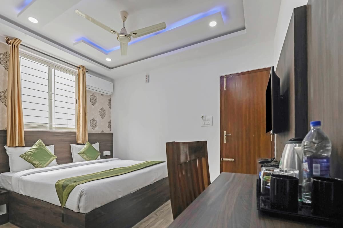 Desk, laptop workspace, iron/ironing board, rollaway beds