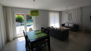 Villa | Privékitchenette | Een koelkast met diepvriezer, een oven, een vaatwasser