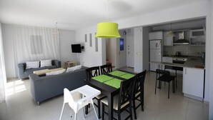 Villa | Privékitchenette | Een koelkast met diepvriezer, een oven, een vaatwasser