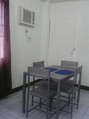 In-room dining - JS3 Studio Apartments - Adults Only (Legazpi)