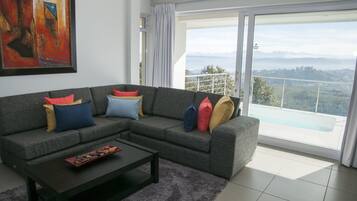 Deluxe House | Living room | TV, fireplace