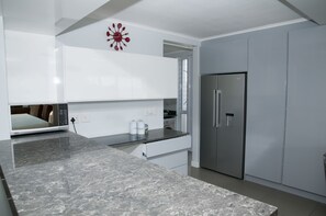 Deluxe House | Private kitchen | Full-size fridge, microwave, oven, stovetop