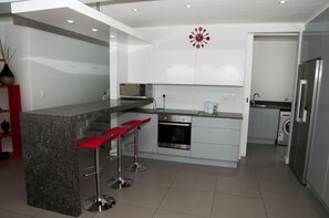 Deluxe House | Private kitchen | Full-size fridge, microwave, oven, stovetop