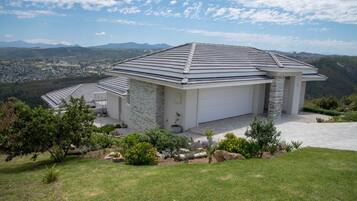 Deluxe House | Front of property