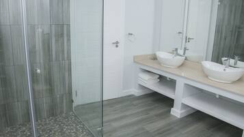 Deluxe House | Bathroom | Separate tub and shower, deep soaking tub, free toiletries, towels