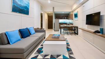 Suite, 1 habitación | Zona de estar | Televisión LED de 43 pulgadas con canales por cable, una televisión