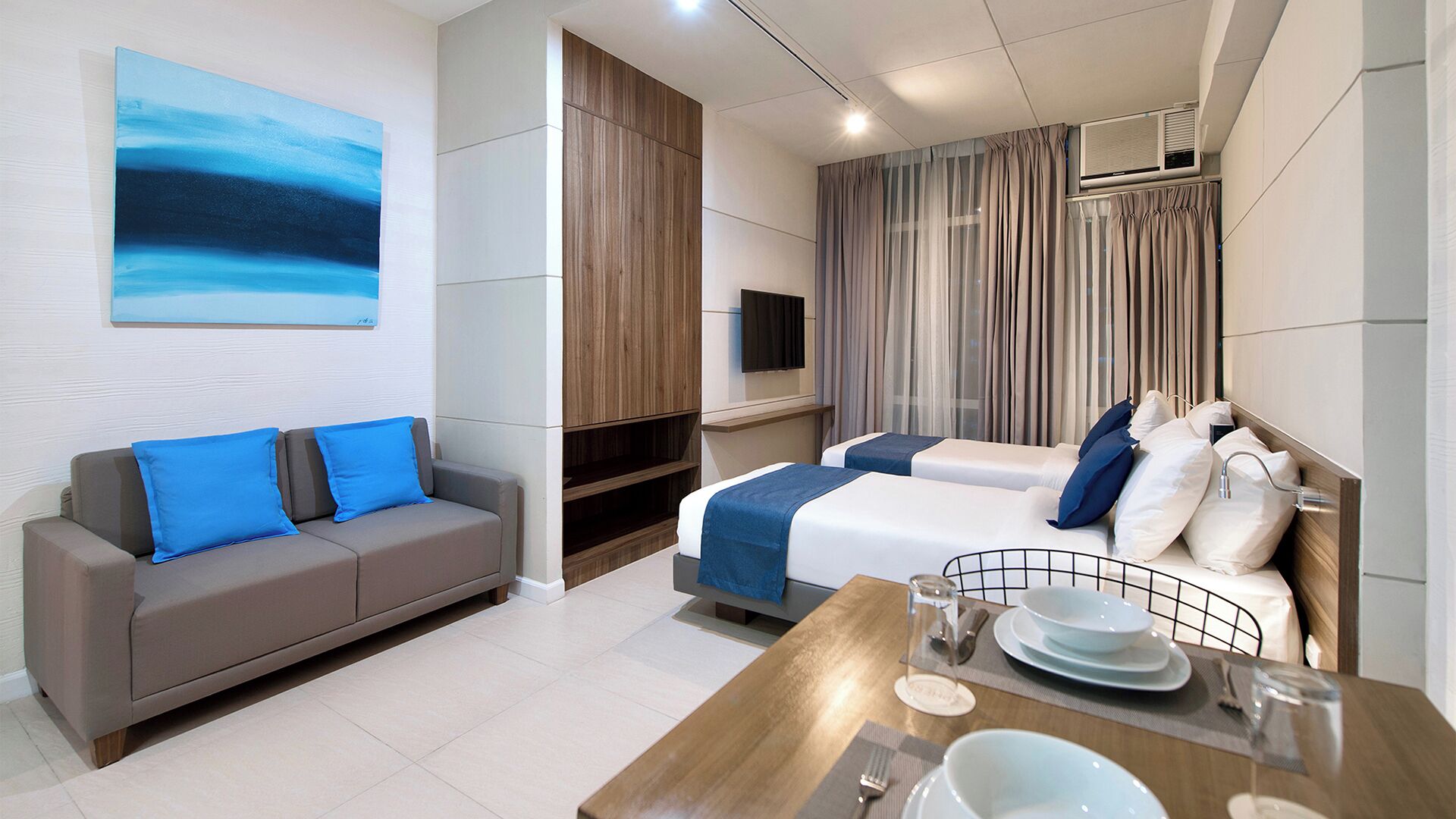 Twin Room | Pillow-top beds, minibar, in-room safe, laptop workspace