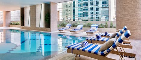 Piscine couverte, accès possible de 06 h 00 à 22 h 00, chaises longues