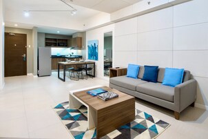 Suite Eksekutif, 1 kamar tidur | Area keluarga | Televisi LED 43-inci dengan saluran TV kabel dan TV