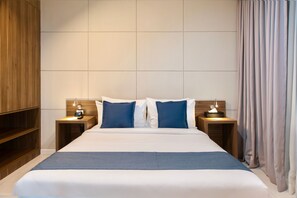 Pillowtop beds, minibar, in-room safe, laptop workspace - The Sphere Serviced Residences Managed by HII (Makati)