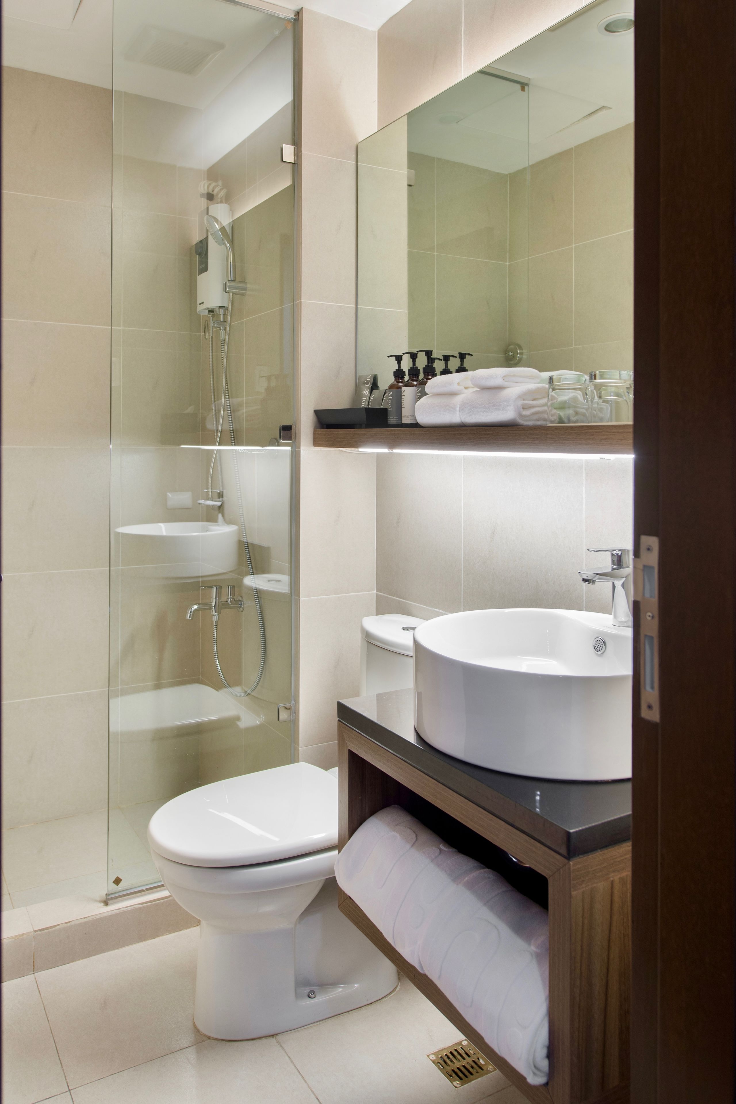 suite, 1 bedroom | bathroom | shower, free toiletries, hair dryer, bathrobes