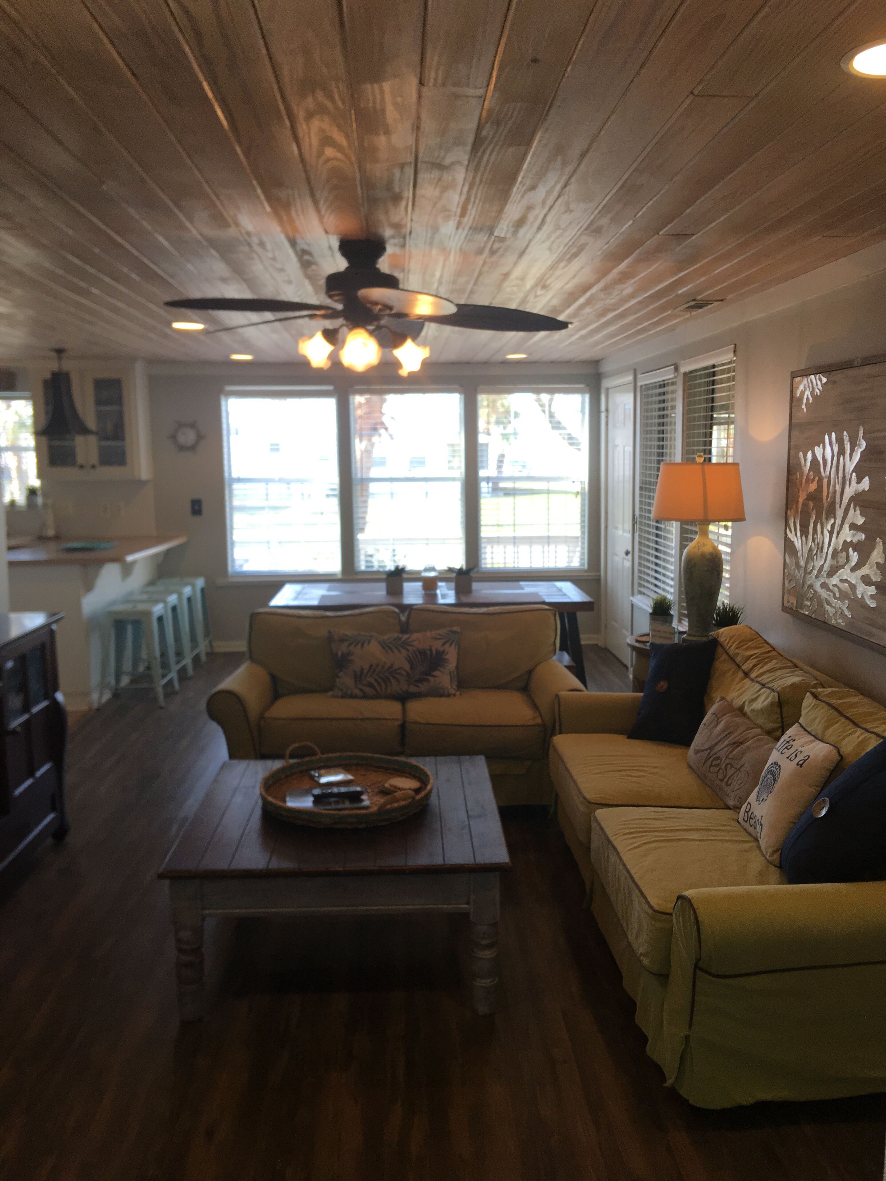 Älytelevisio, takka, DVD-soitin, kirjoja