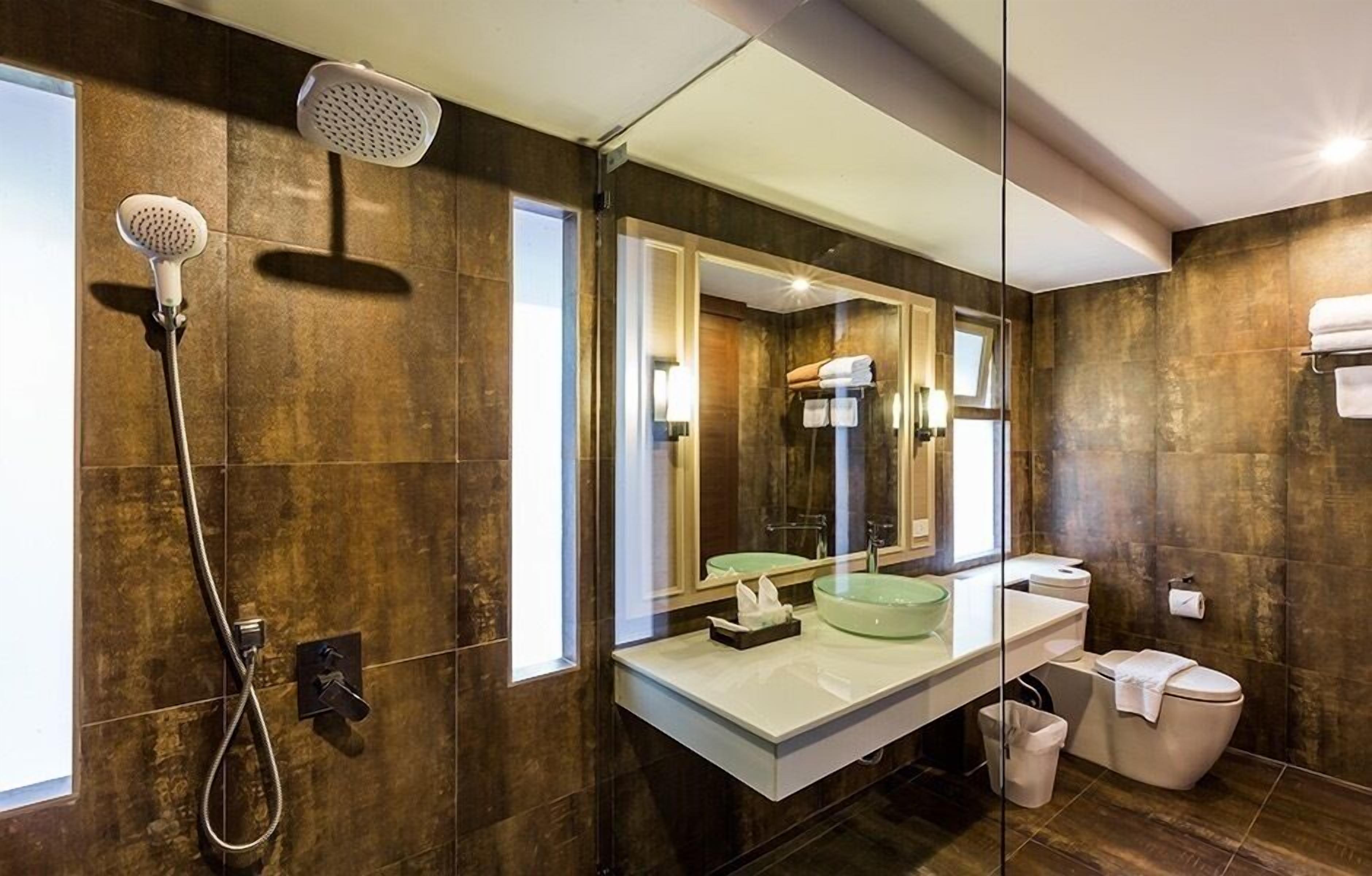 Family Villa | Bathroom | Shower, free toiletries, hair dryer, bathrobes