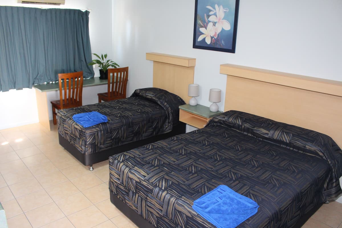 Queen Plus 1 Single Bed Unit | Premium bedding, desk, iron/ironing board, WiFi (free)