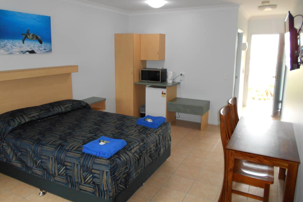 Queen Bed Unit | Premium bedding, desk, iron/ironing board, WiFi (free)