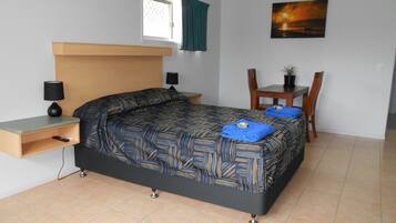 Habitación ejecutiva, 1 cama King size, para no fumadores, tina | Ropa de cama de alta calidad y escritorio