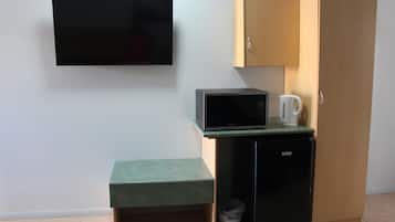 Queen Plus 1 Single Bed Unit | Premium bedding, desk, iron/ironing board, free WiFi