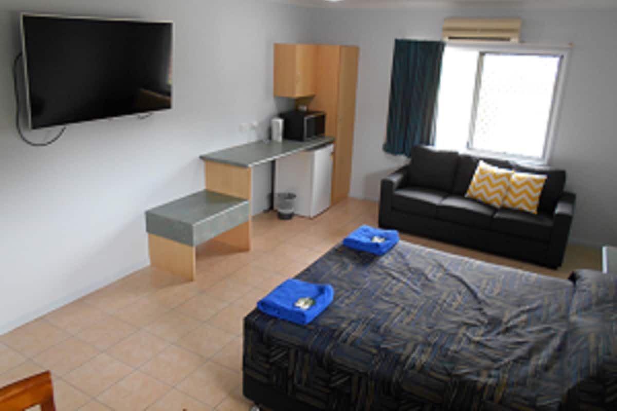 Executive Room, 1 King Bed, Non Smoking, Bathtub | Premium bedding, desk, iron/ironing board, free WiFi