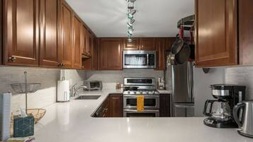 Refrigerador, microondas, horno, placa de cocina