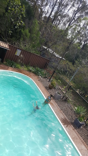 Una piscina al aire libre de temporada