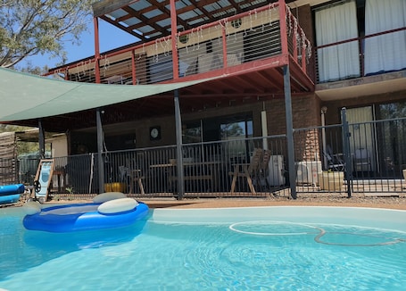 Seasonal outdoor pool. Gowrie Agapanthous - Hostel