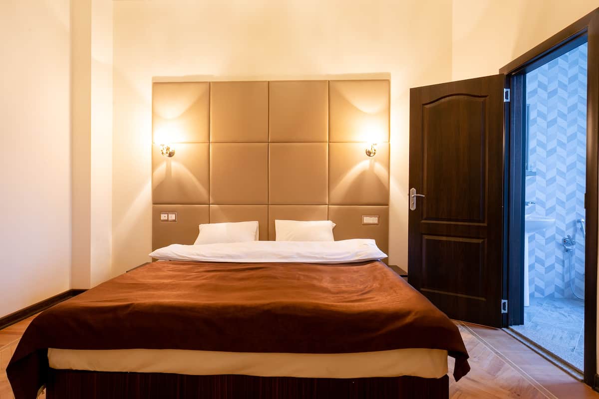 Ropa de cama de alta calidad y escritorio
