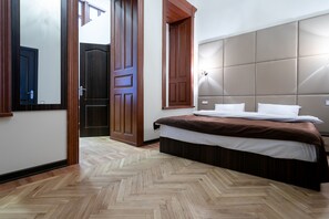 Premium bedding, desk, laptop workspace, blackout curtains - Shalimar Boutique Hotel Baku (Baku)