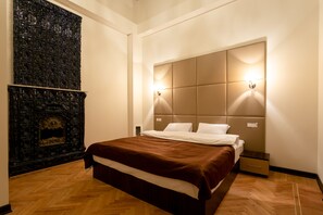 Phòng 2 giường đơn phong cách cổ điển | Bộ đồ giường cao cấp, bàn, khu vực làm việc phù hợp cho laptop 