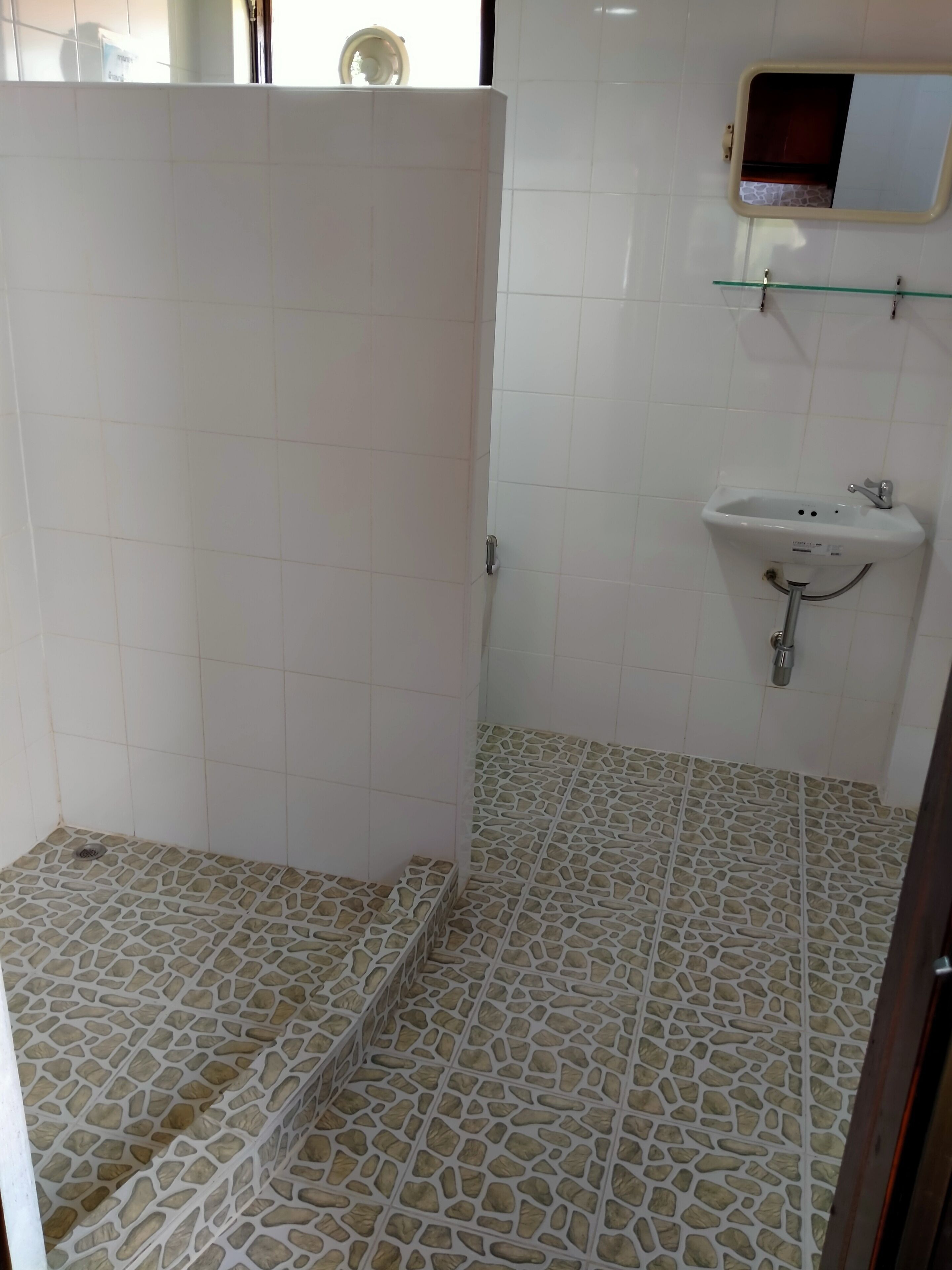 standard single room | bathroom | shower, free toiletries, hair dryer, towels