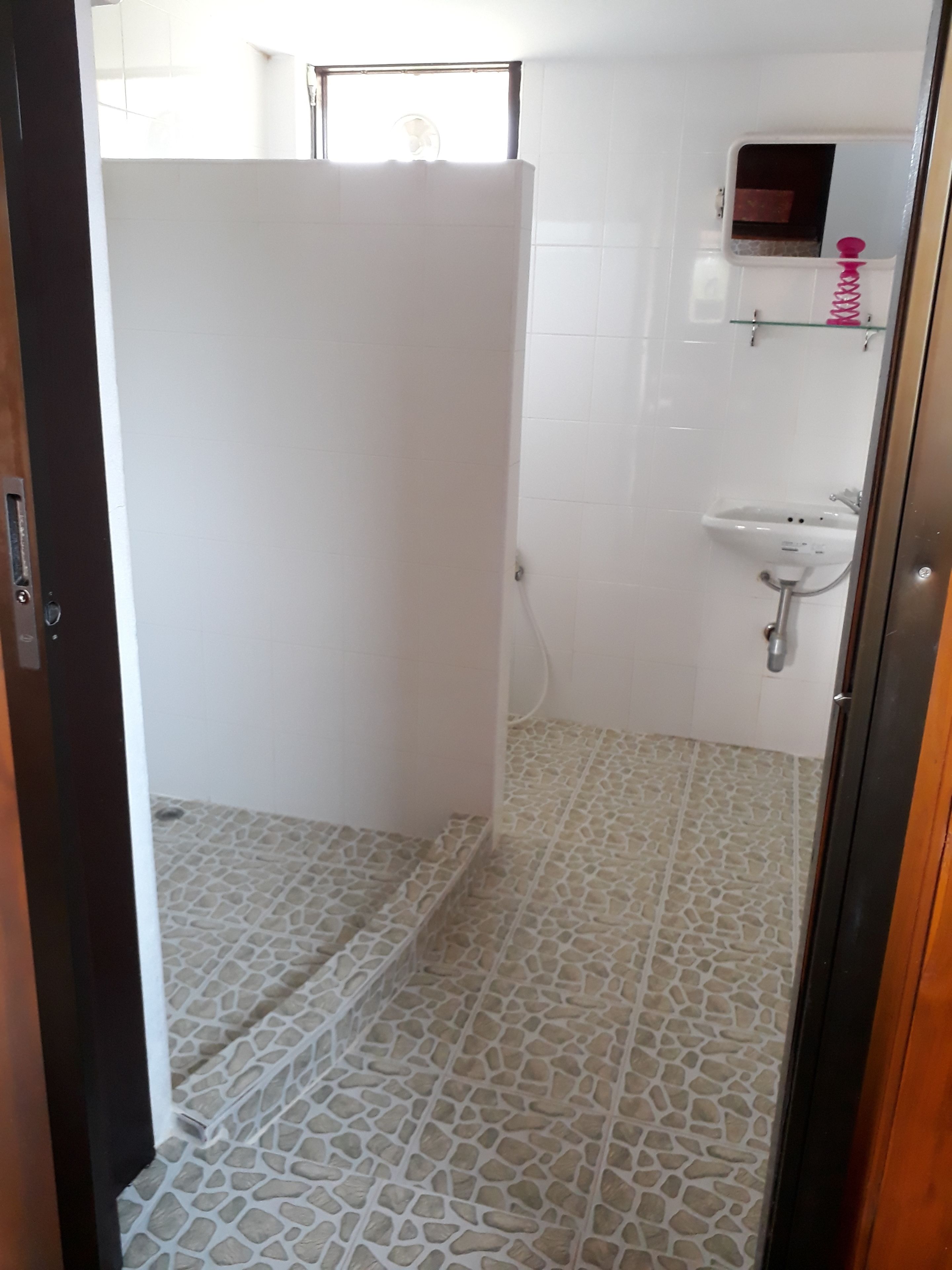 standard single room | bathroom | shower, free toiletries, hair dryer, towels