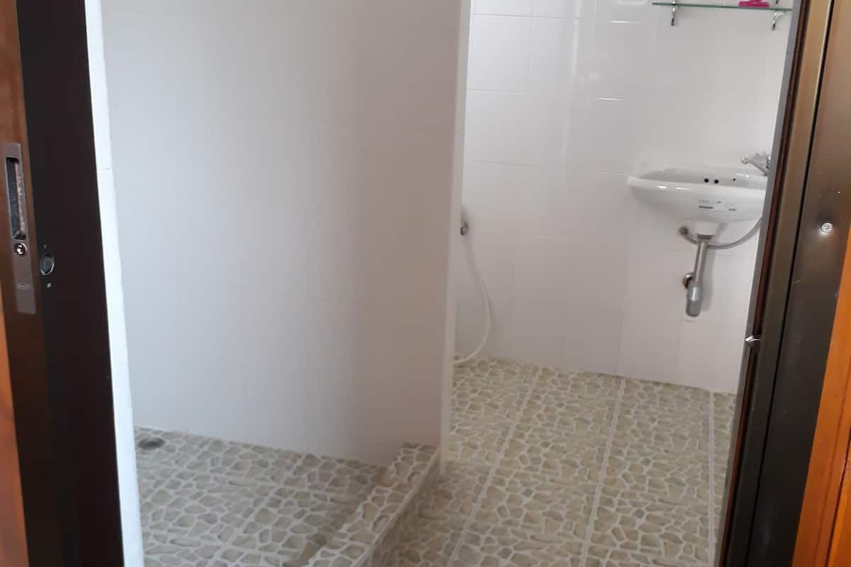 standard single room | bathroom | shower, free toiletries, hair dryer, towels