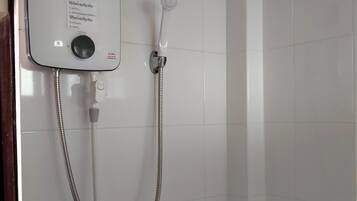 Standaard eenpersoonskamer | Badkamer | Een douche, gratis toiletartikelen, een haardroger, handdoeken