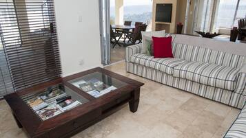 Classic House | Ruang tamu | TV, pendiangan