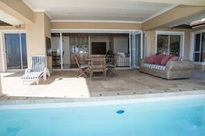 Classic House | Outdoor pool - 32 Commodore (Knysna)