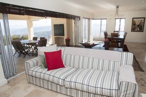 Classic House | Living area | TV, fireplace - 32 Commodore (Knysna)