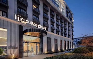 Ein modernes Hotel mit einem gut sichtbaren Schild, auf dem „Lijia Suise Place“ steht.