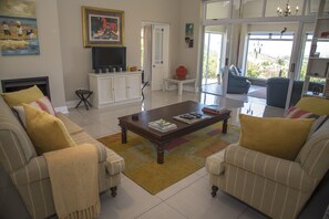 Comfort House | Living area | TV, fireplace - 20 Dunnage (Knysna)