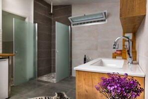 Suite romántica, para no fumadores | Baño | Tina con regadera, tina de hidromasaje, regadera tipo lluvia 