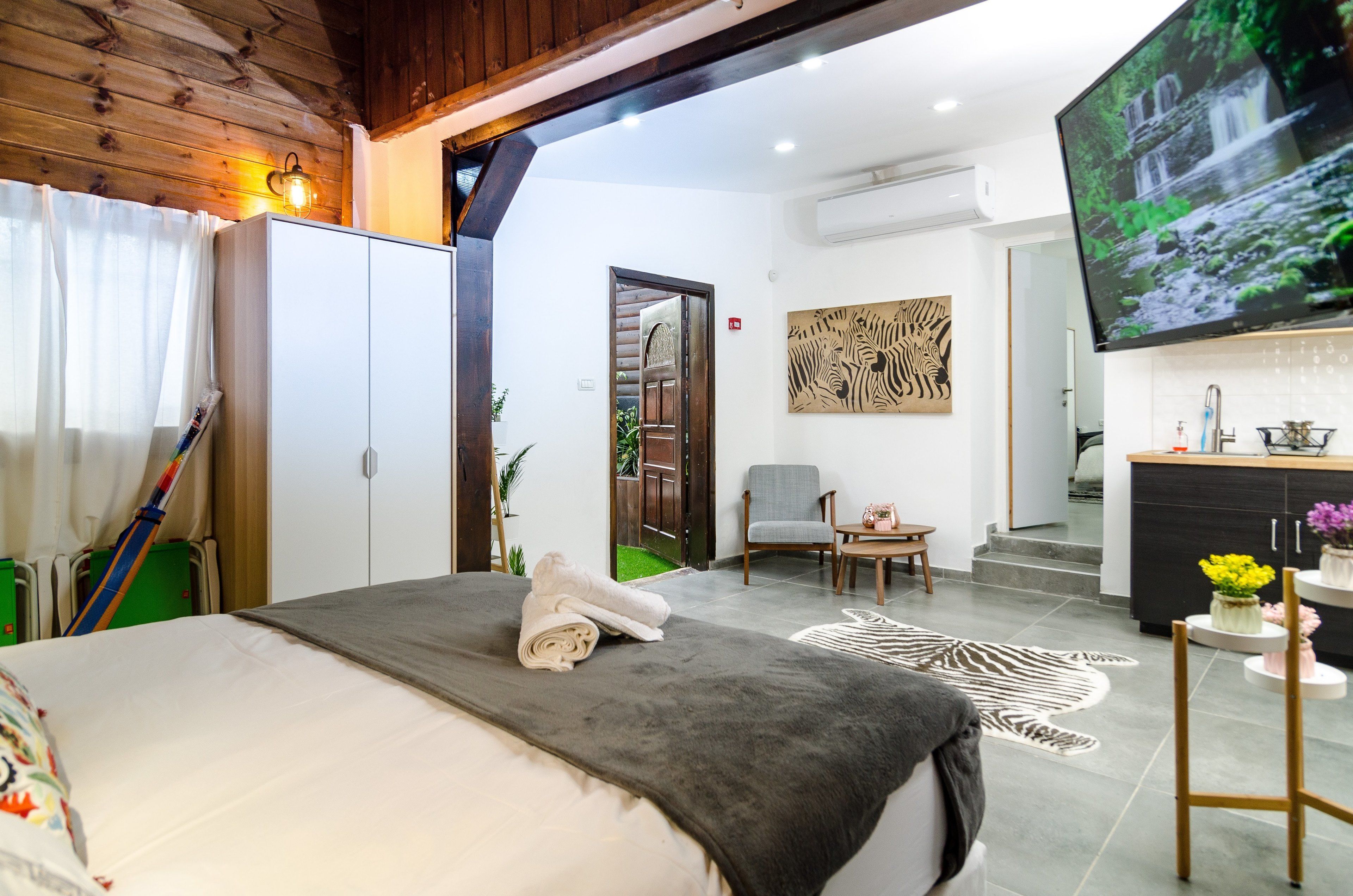 Romantic Suite, Non Smoking | Minibar, laptop workspace, blackout curtains, soundproofing