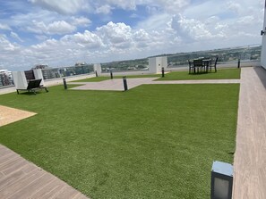 Rooftop terrace - Luxury studio apartment at the Gallery (Accra)