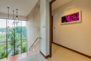 4-Bedroom Villa with Private Pool | Área de sala de estar | Televisión de pantalla plana de 32 pulgadas con canales vía satélite