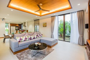 4-Bedroom Villa with Private Pool | Area keluarga | Televisi layar datar 32-inci dengan saluran TV satelit dan TV LED