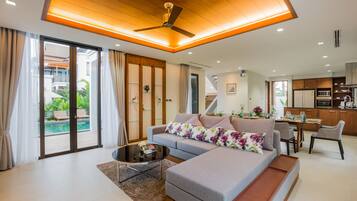 4-Bedroom Villa with Private Pool | リビング エリア | 32 インチの薄型テレビ (衛星放送視聴可)、LED テレビ